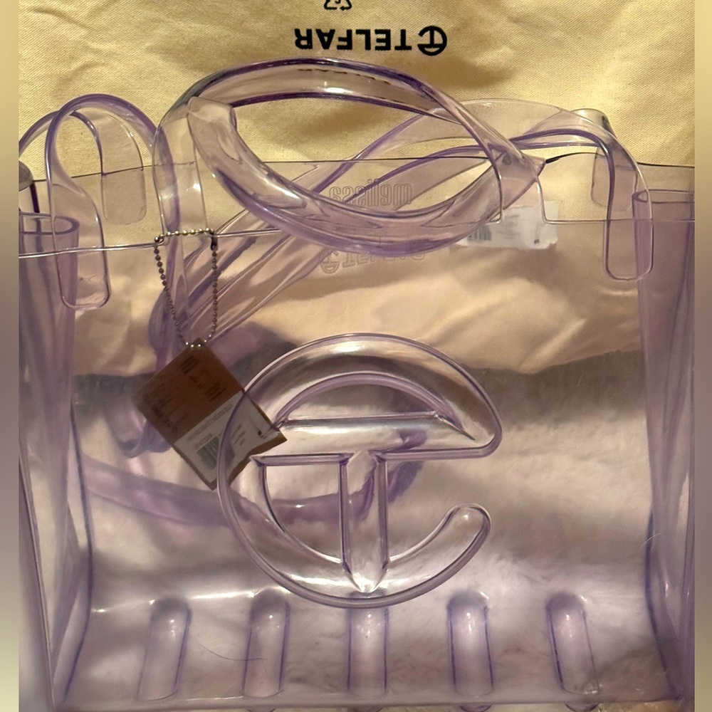 Brand new, never used Telfar med shopper. Comes with dustbag.